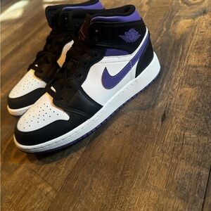 Nike Air Jordan 1 Retro High OG size 5GS/6.5 women. Court Purple Black White